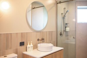 Deluxe Apartment, Ocean View | In-room safe, laptop workspace, blackout drapes, soundproofing - The Sea Breeze (Timaru)