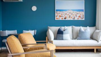 Deluxe Apartment, Ocean View | Living area