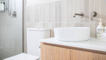 Deluxe Apartment, Ocean View | Bathroom