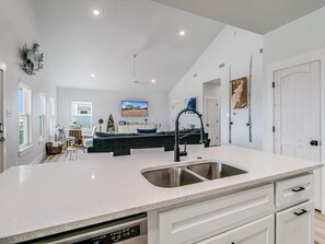 Interior - Cove Harbor Beach House (Rockport)