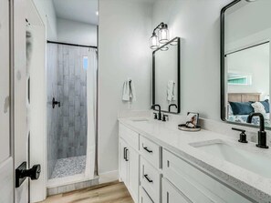 Shower, hair dryer, towels, shampoo - Cove Harbor Beach House (Rockport)