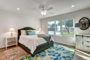 Main Bedroom with Queen Bed.  - ChaMingo 905, Bayfront, two bedroom, two bath condo with unobstructed views of Aransas Bay! (Rockport)