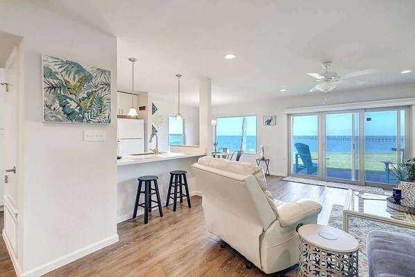 TV - ChaMingo 905, Bayfront, two bedroom, two bath condo with unobstructed views of Aransas Bay! (Rockport)