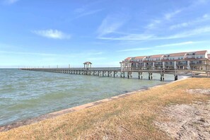 Bay Frontage.  - ChaMingo 905, Bayfront, two bedroom, two bath condo with unobstructed views of Aransas Bay! (Rockport)