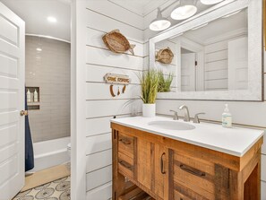 Shower, hair dryer, towels - The Redfish Palm -  Rockport, Texas (Rockport)