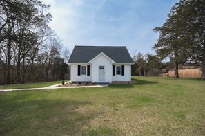 Exterior - The Farmhouse: Peaceful 3BR Countryside Escape with Modern Comforts (Wirtz)