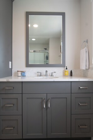 Shower, hair dryer, towels, soap - The Farmhouse: Peaceful 3BR Countryside Escape with Modern Comforts (Wirtz)