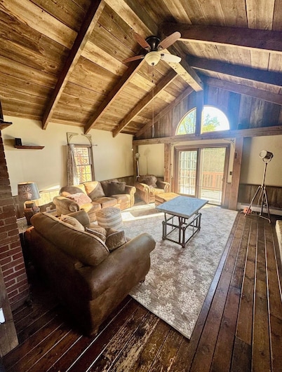 2 min from downtown Ellwood—Rustic+modern home