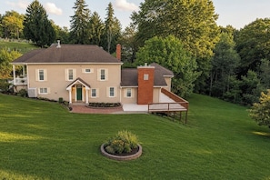 Exterior - 2 min from downtown Ellwood—Rustic+modern home (Ellwood City)