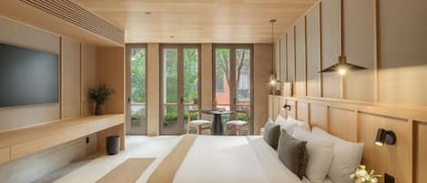 Premium Suite, 1 King Bed | Hypo-allergenic bedding, minibar, in-room safe, desk