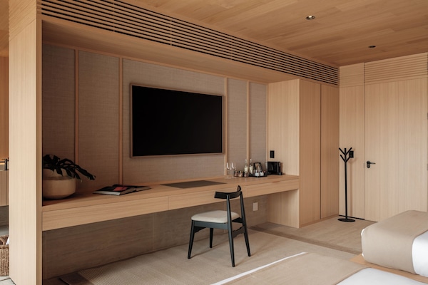 Hypo-allergenic bedding, minibar, in-room safe, desk