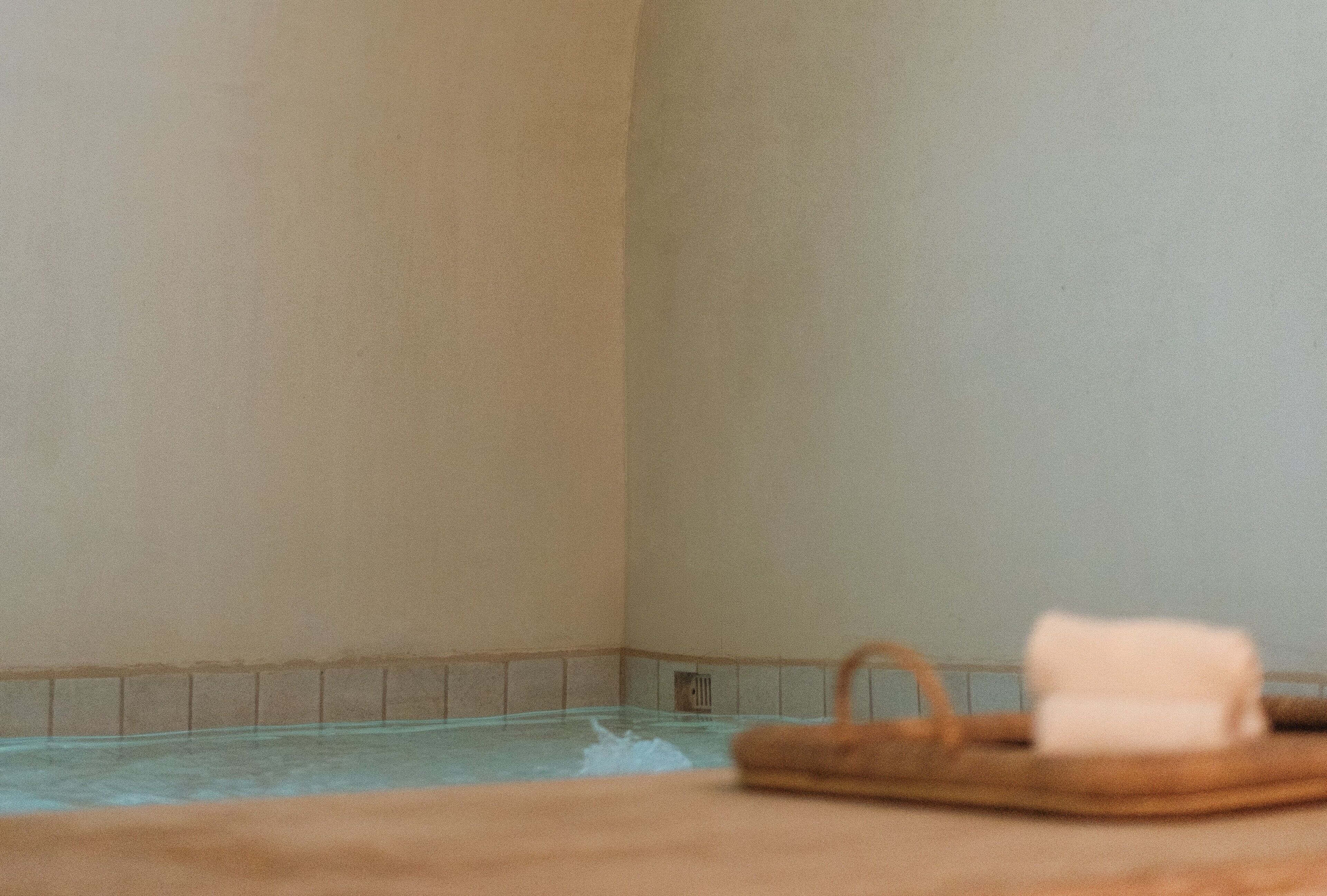 Indoor spa tub
