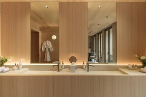 Bañera y ducha independientes, secador de pelo, pantuflas, toallas
