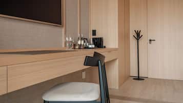 Hypo-allergenic bedding, minibar, in-room safe, desk