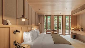 Hypo-allergenic bedding, minibar, in-room safe, desk