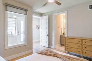 4 bedrooms, iron/ironing board, WiFi, bed sheets - Apple Nextdoor. Tech corridor (Austin)