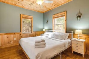 2 bedrooms, iron/ironing board, free WiFi, bed sheets - NEW CABIN!-Pet Friendly-Babbling Brook-Private Lake-Grill (Lake Lure)