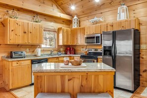 Fridge, microwave, oven, stovetop - NEW CABIN!-Pet Friendly-Babbling Brook-Private Lake-Grill (Lake Lure)