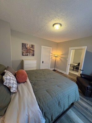 2 bedrooms, iron/ironing board, WiFi, bed sheets - West Hill Retreat (Akron)
