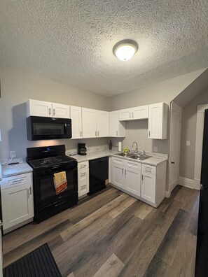 Microwave, oven, stovetop, dishwasher - West Hill Retreat (Akron)