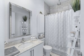 Hair dryer, towels, soap, toilet paper - Private Rooftop Penthouse Loft (Toronto)