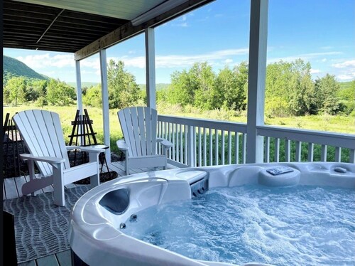 Cozy 1-bedroom bed & breakfast in tranquil Naples. Hot tub & cozy fireplace