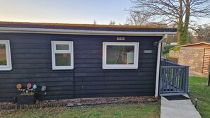 Exterior - Cosy Chalet 119 - Glan Gwyna Holiday Park, onsite pool, near beaches & Snowdonia (Caeathro)