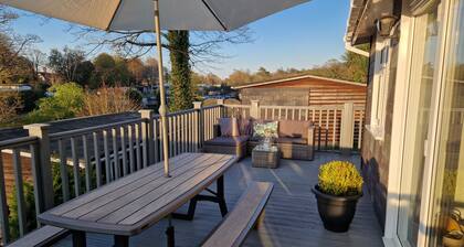 Cosy Chalet 119 - Glan Gwyna Holiday Park, onsite pool, near beaches & Snowdonia