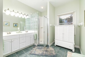 Shower, hair dryer, towels, toilet paper - Lakefront, Dock, Kayaks, Games, Firepit, Fireplace (Littleton)