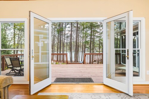 Lakefront, Dock, Kayaks, Games, Firepit, Fireplace