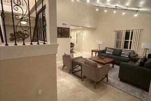 Living area - 3-bedroom house in terrific Sarasota with Heated pool ,close to Airport beaches (Sarasota)