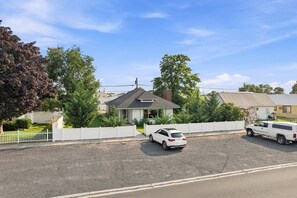 A wider look at the home’s Coulee City surroundings.