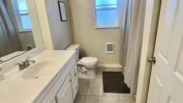 SĂšche-cheveux, serviettes fournies, savon, papier toilette