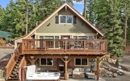 Terrace/patio. Spacious 4-bedroom house in tranquil Ronald with hot tub and game room