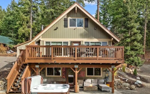 Spacious 4-bedroom house in tranquil Ronald with hot tub and game room