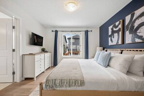 4 bedrooms, desk, WiFi, bed sheets - Sundown Haven | Fenced Yard | Park | Crib | Pets (Cochrane)