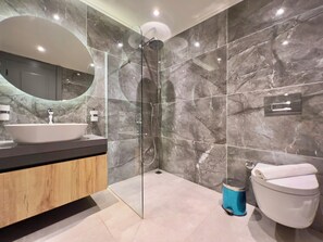 Shower, hair dryer, towels, toilet paper - Villa Kazarman, Kalkan’ın kalbinde denize, merkeze Yakın (Antalya)