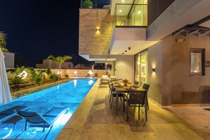 Outdoor dining - Villa Kazarman, Kalkan’ın kalbinde denize, merkeze Yakın (Antalya)