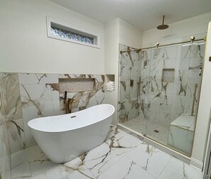 Shower, hair dryer, towels, soap - Private Luxury Retreat with Pool, Hot Tub, Beach (Little River)