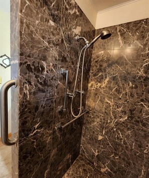 Shower, hair dryer, towels, shampoo - The Roses 3 units in the Heart of the City (Sequim)