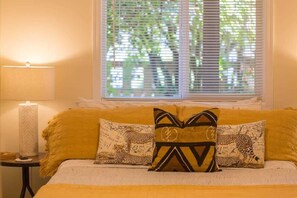 5 bedrooms, iron/ironing board, WiFi, bed sheets - The Roses 3 units in the Heart of the City (Sequim)