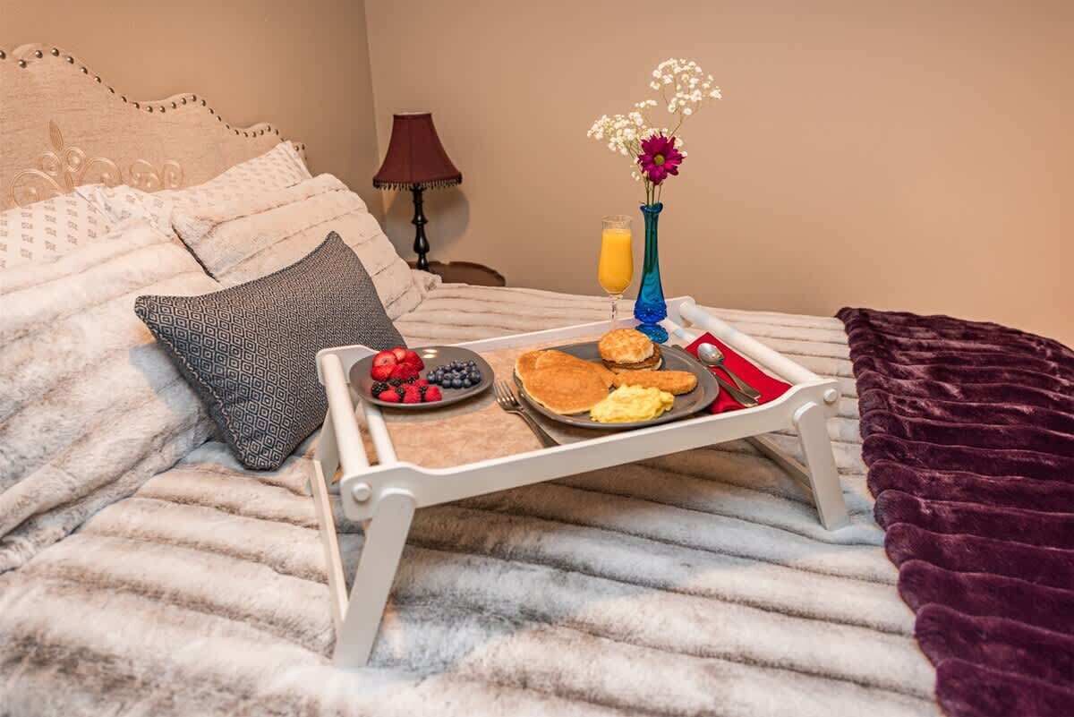 5 bedrooms, iron/ironing board, WiFi, bed sheets