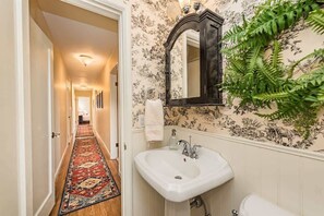 Shower, hair dryer, towels, shampoo - Urban Cedars New! Charming 5-Bedrooms Near Downtown Sequim (Sequim)