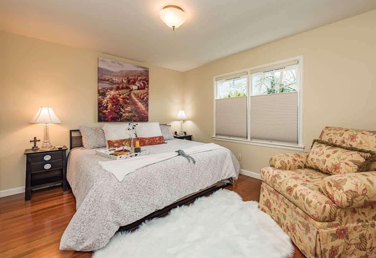 5 bedrooms, iron/ironing board, WiFi, bed sheets