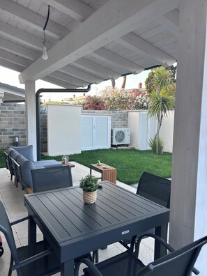 屋外ダイニングエリア