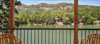 Lake front cottage with pontoon boat in Lake Lure