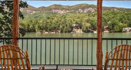 Lake front cottage with pontoon boat in Lake Lure