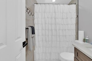 Bruser, hårtørrer, bidet, håndklæder