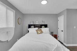 2 bedrooms, iron/ironing board, free WiFi, bed sheets - Peaceful 2BR/2.5BA DC Townhome: Private Gym,Parking, Metro & Work-Friendly Space (Washington)