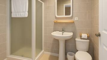 Comfort Quadruple Room, Courtyard View | Bathroom